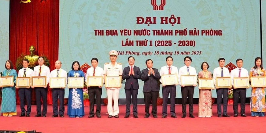 UBND TP. Hải Phòng trao Bằng khen cho Thuế TP. Hải Phòng về các thành tích tiêu biểu xuất sắc
