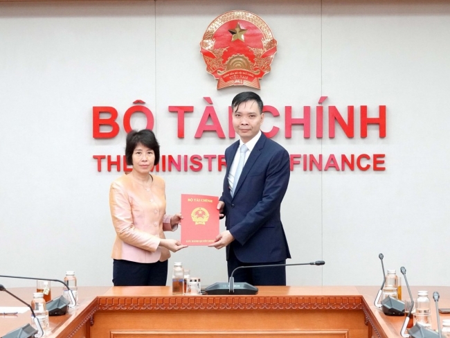 Bộ Tài chính công bố và trao quyết định bổ nhiệm Cục trưởng Cục Đầu tư nước ngoài