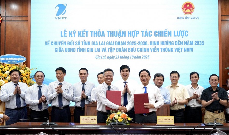 UBND tỉnh Gia Lai và Tập đoàn VNPT ký kết thỏa thuận hợp tác chiến lược về chuyển đổi số. Ảnh: Ngọc Minh.