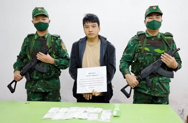 Lực lượng Biên phòng và Hải quan cửa khẩu Móng Cái phối hợp bắt vụ vận chuyển trái phép 8 kg bạc