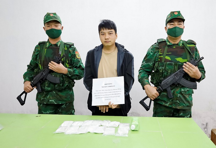 undefined Biên phòng- Hải quan cửa khẩu Móng Cái bắt vụ vận chuyển trái phép 8 kg bạc