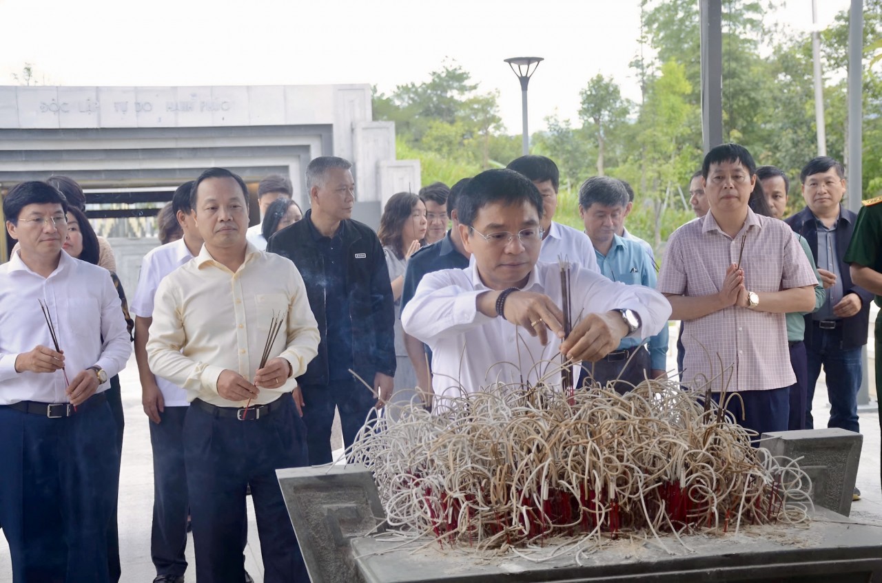 Bộ trưởng Nguyễn Văn Thắng dâng hương tưởng niệm các anh hùng liệt sĩ tại Điện Biên