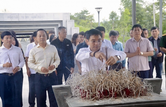 Bộ trưởng Nguyễn Văn Thắng dâng hương tưởng niệm các anh hùng liệt sĩ tại Điện Biên