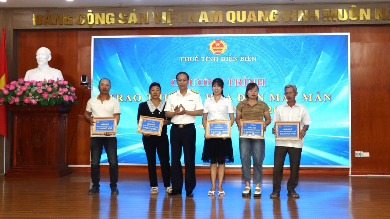 Thuế tỉnh Điện Biên trao thưởng hóa đơn may mắn quý I và II/2025