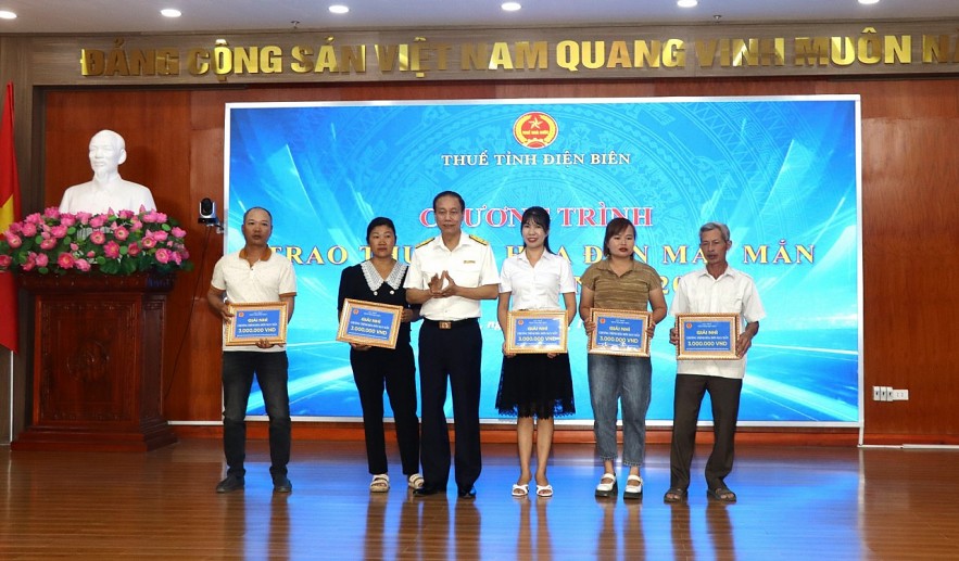 Thuế tỉnh Điện Biên trao thưởng hóa đơn may mắn quý I và II/2025