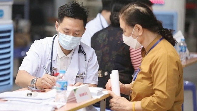 Tặng thẻ bảo hiểm y tế cho người có hoàn cảnh khó khăn, mang Tết ấm đến với người nghèo