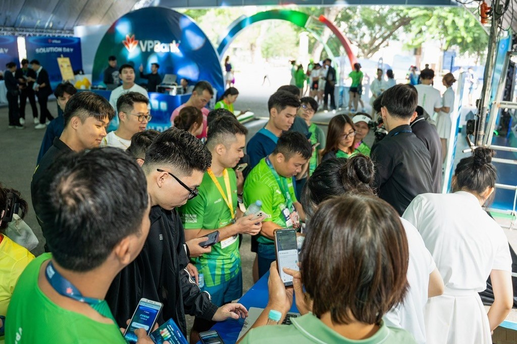 Hàng nghìn người trải nghiệm booth Solution Day tại giải chạy VPIM