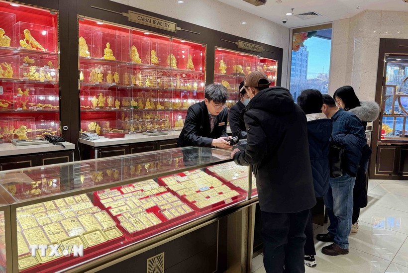 Người dân Trung Quốc mua sắm vàng dịp Tết nguyên đán 2025. (Ảnh: Công Tuyên/TTXVN)