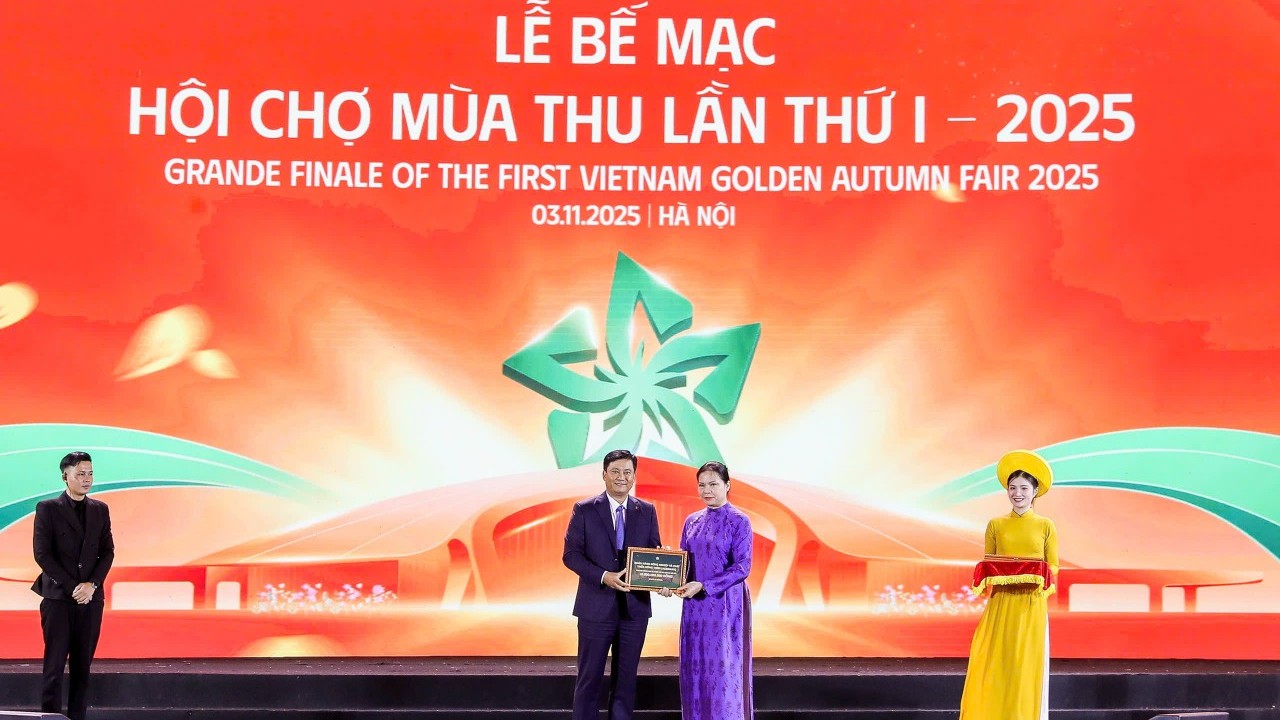 Agribank trao 10 tỷ đồng an sinh xã hội, cùng cả nước hướng về đồng bào vùng bão lũ