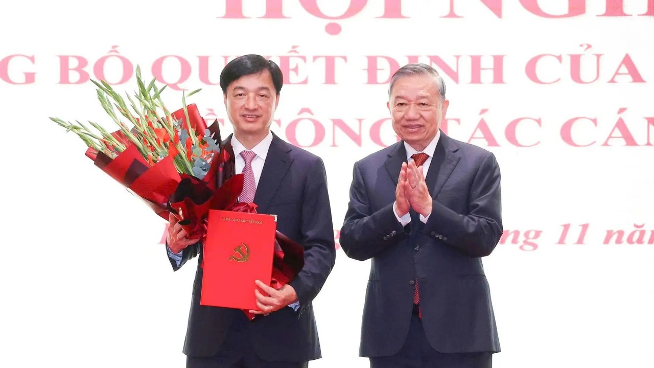 Tổng Bí thư Tô Lâm trao quyết định cho Bí thư Thành ủy Hà Nội Nguyễn Duy Ngọc