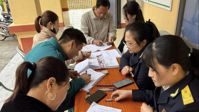 Thuế tỉnh Lào Cai lắng nghe, giải thích cặn kẽ để hộ kinh doanh hiểu và chuyển đổi sang kê khai