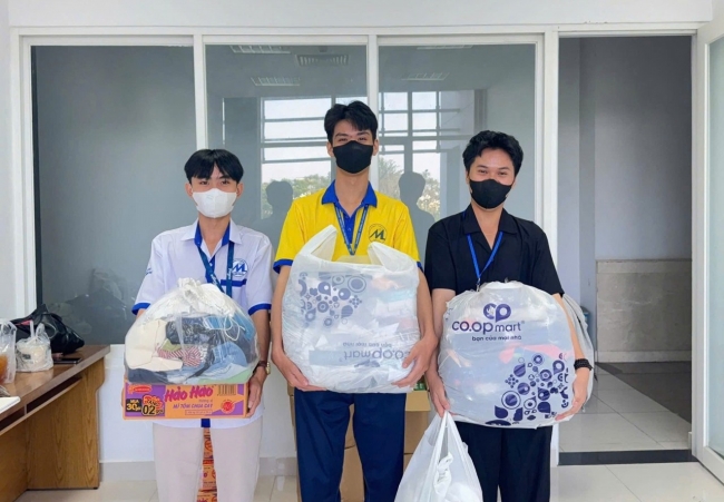 Trường Đại học Tài chính - Maketing giảm học phí, trao học bổng cho học sinh vùng lũ