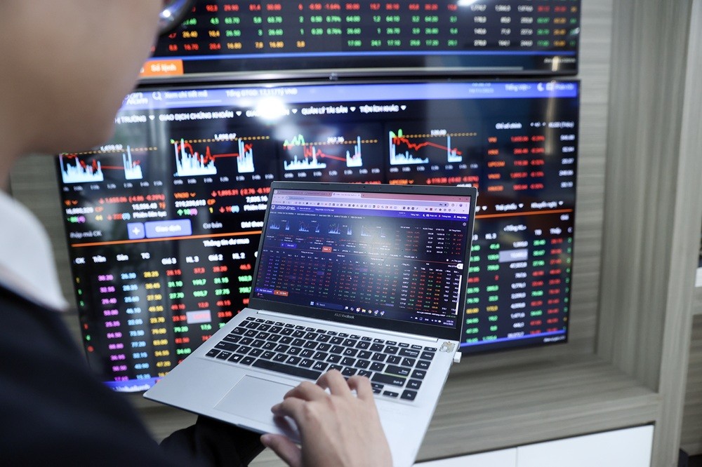 Chứng khoán ngày 26/11: Sắc xanh trở lại trên diện rộng, VN-Index vượt mốc 1.680 điểm