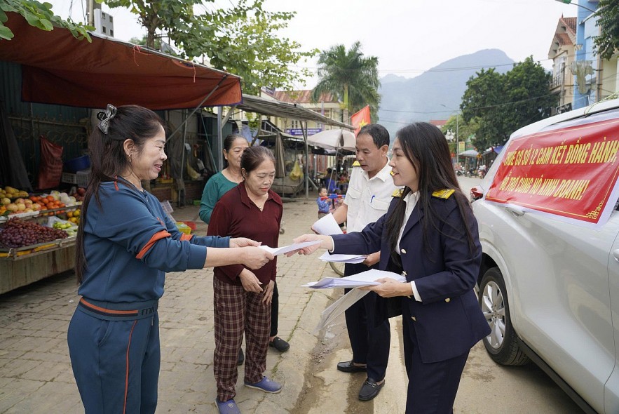 Phú Thọ: Thuế cơ sở 12 “đi từng ngõ, gõ từng hộ” hỗ trợ hộ kinh doanh