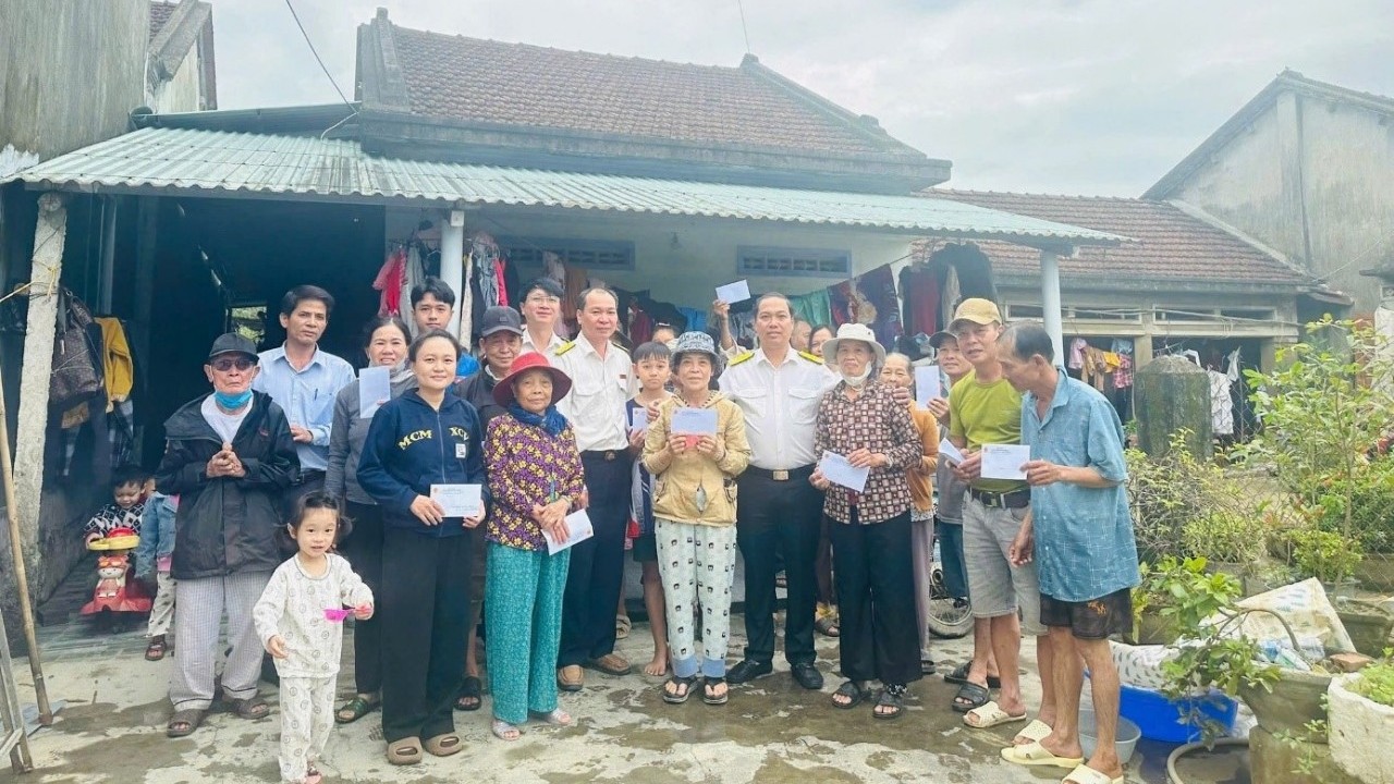 Thuế TP. Hải Phòng thăm hỏi, chia sẻ khó khăn cùng các đồng nghiệp và nhân dân vùng lũ