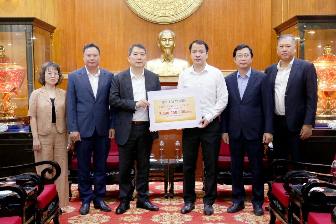 Bộ Tài chính trao 3,5 tỷ đồng ủng hộ đồng bào miền Trung, Tây Nguyên khắc phục hậu quả mưa lũ