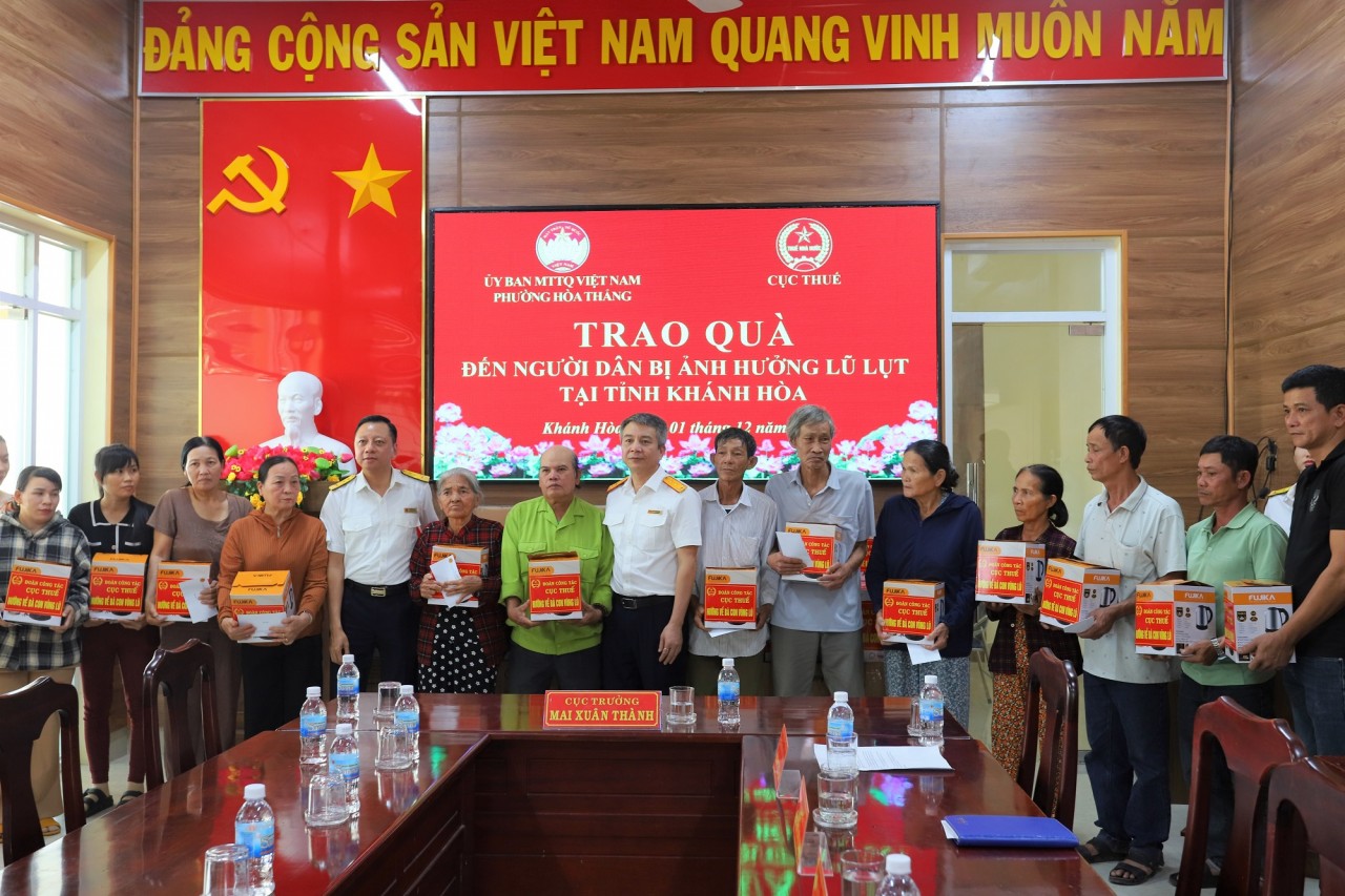 Đoàn công tác Cục Thuế thăm hỏi, tặng quà bà con vùng lũ lụt tại Khánh Hòa