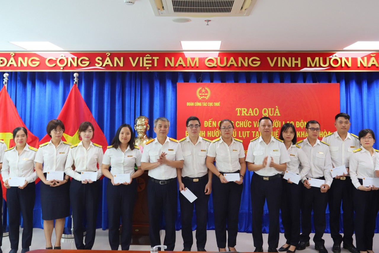 Đoàn công tác Cục Thuế thăm hỏi, tặng quà bà con vùng lũ lụt tại Khánh Hòa