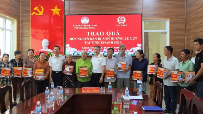 doan cong tac cuc thue tham hoi tang qua ba con vung lu lut tai khanh hoa