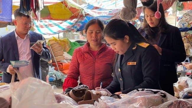 Lạng Sơn: Công chức Thuế cơ sở 3 đến từng hộ kinh doanh hướng dẫn chuyển sang kê khai