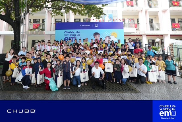 Chubb Life Việt Nam dành hơn 1 tỷ đồng hỗ trợ học sinh khó khăn và các địa phương gánh chịu thiên tai