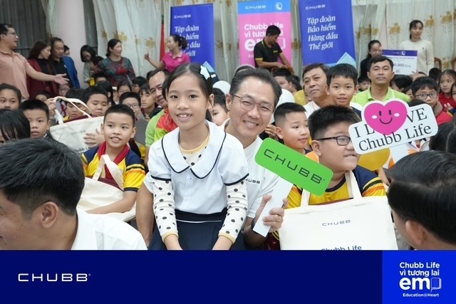 chubb life viet nam danh hon 1 ty dong ho tro hoc sinh kho khan va cac dia phuong ganh chiu thien tai