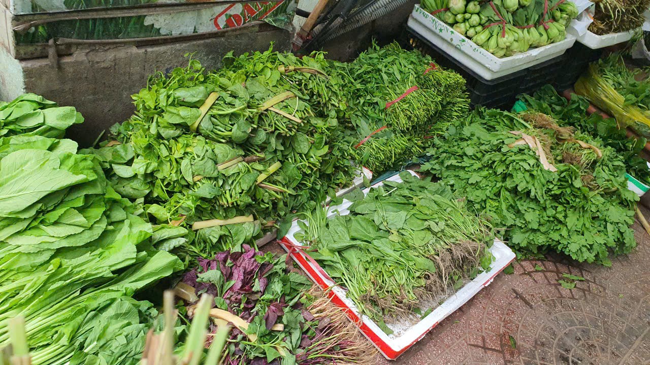 Giá thực phẩm và nhiên liệu leo thang sau mưa lũ kéo CPI tháng 11 tăng 0,45%