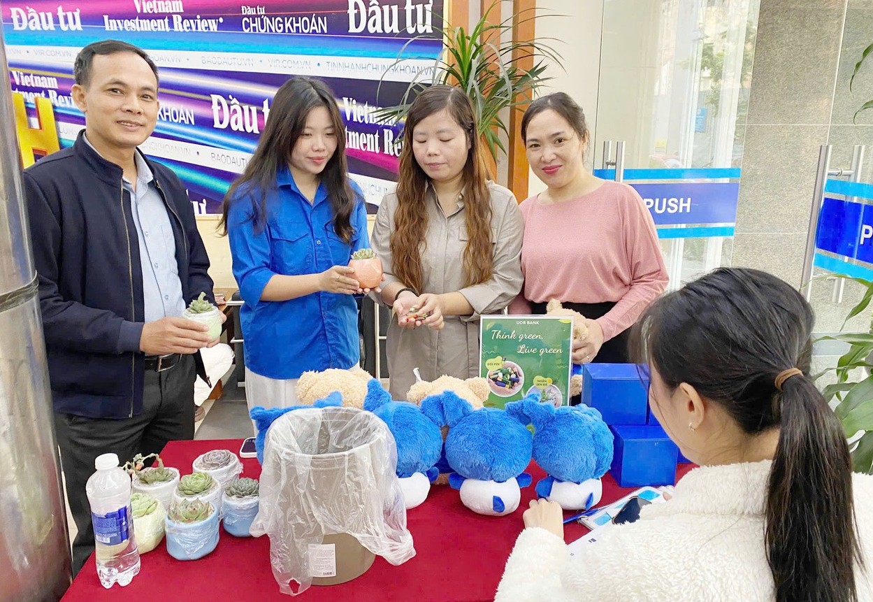 Chi đoàn Báo Tài chính - Đầu tư tích cực tham gia đổi pin cũ lấy cây xanh, giảm rác thải độc hại