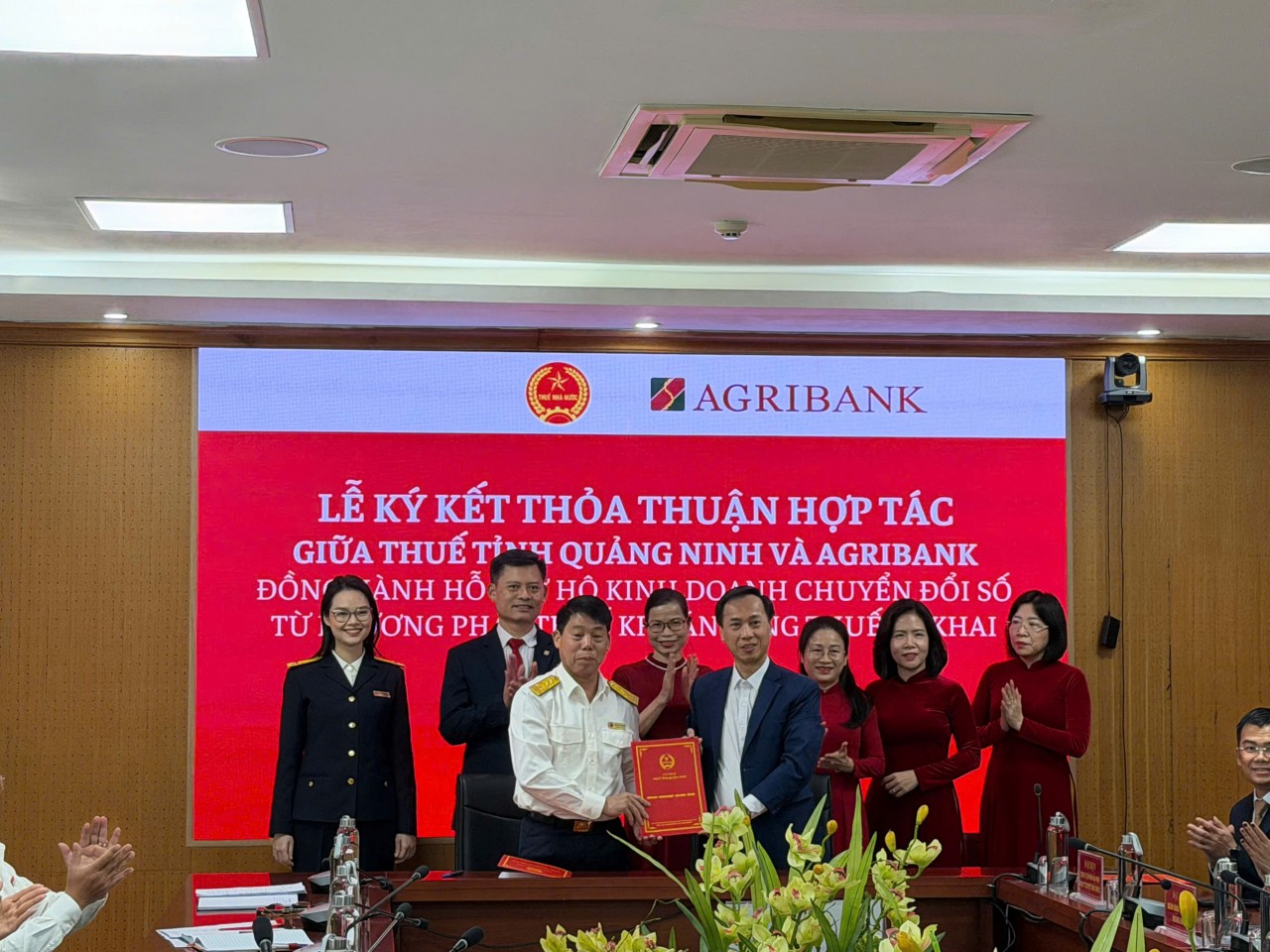 Thuế tỉnh Quảng Ninh ký kết phối hợp với ngân hàng Agribank Quảng Ninh. Thuế tỉnh Quảng Ninh ký kết phối hợp với ngân hàng Agribank Quảng Ninh.
