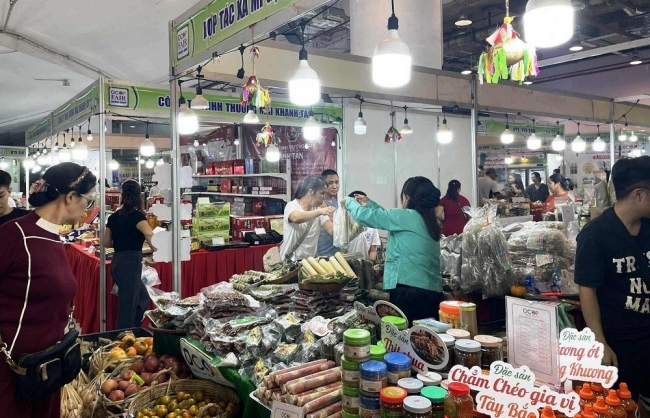 sap dien ra hoi cho thuong mai va du lich quoc te viet trung lan thu 17