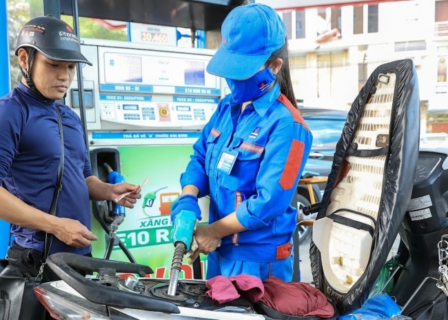 tu 15h chieu 1112 gia xang dau dong loat giam