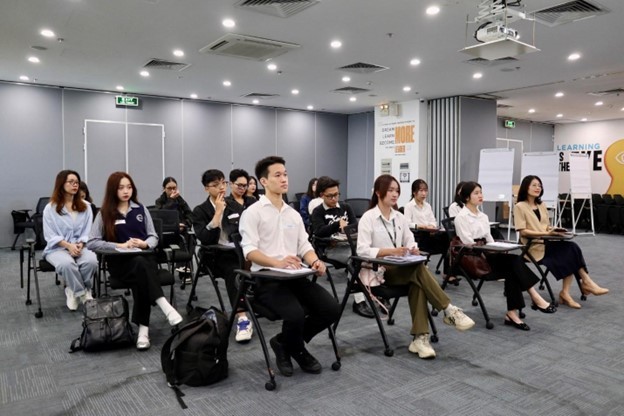 Người trẻ rút ngắn khoảng cách kỹ năng ngân hàng với TWings Academy