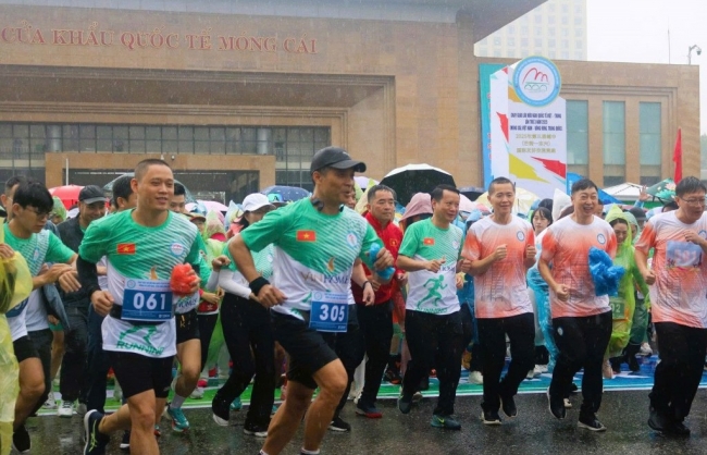 hang nghin nguoi tham gia chay giao luu huu nghi quoc te viet trung lan thu 3