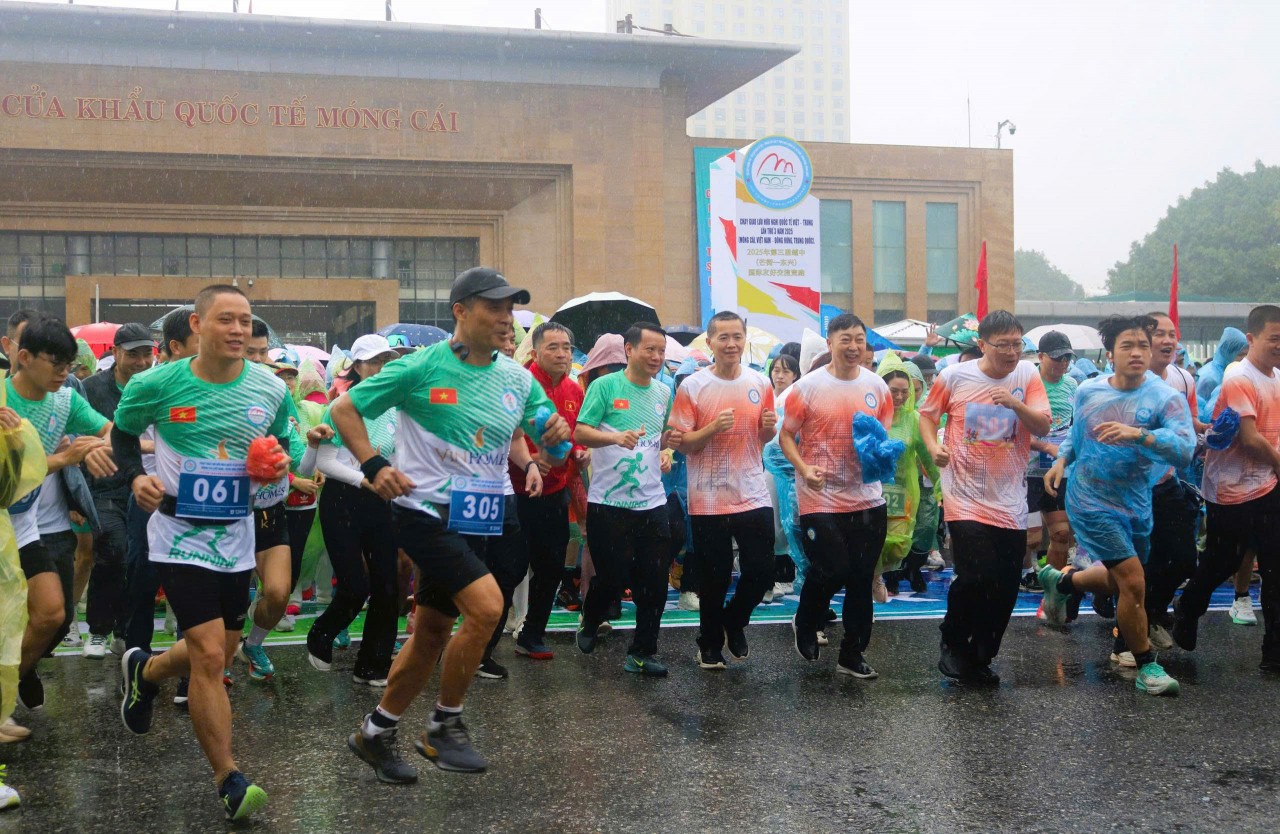 Hàng nghìn người tham gia chạy giao lưu hữu nghị Quốc tế Việt – Trung lần thứ 3 Hàng nghìn người tham gia chạy giao lưu hữu nghị Quốc tế Việt – Trung lần thứ 3