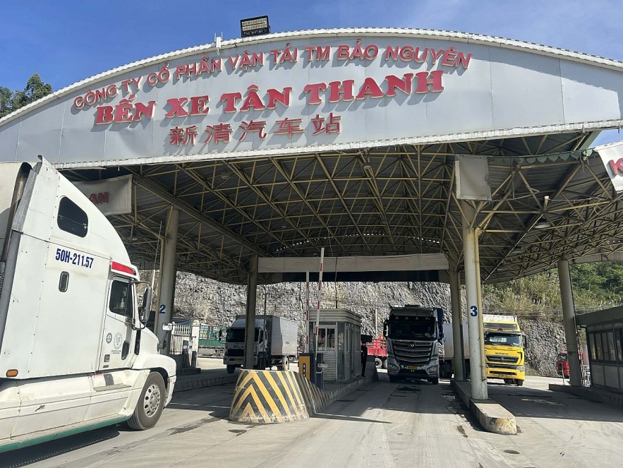 undefined Cuối năm, hàng hóa qua cửa khẩu Tân Thanh sôi động, thu ngân sách bứt phá