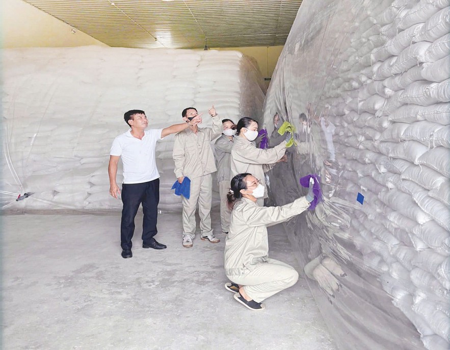 Vượt khó, xuất cấp kịp thời hàng dự trữ hỗ trợ người dân