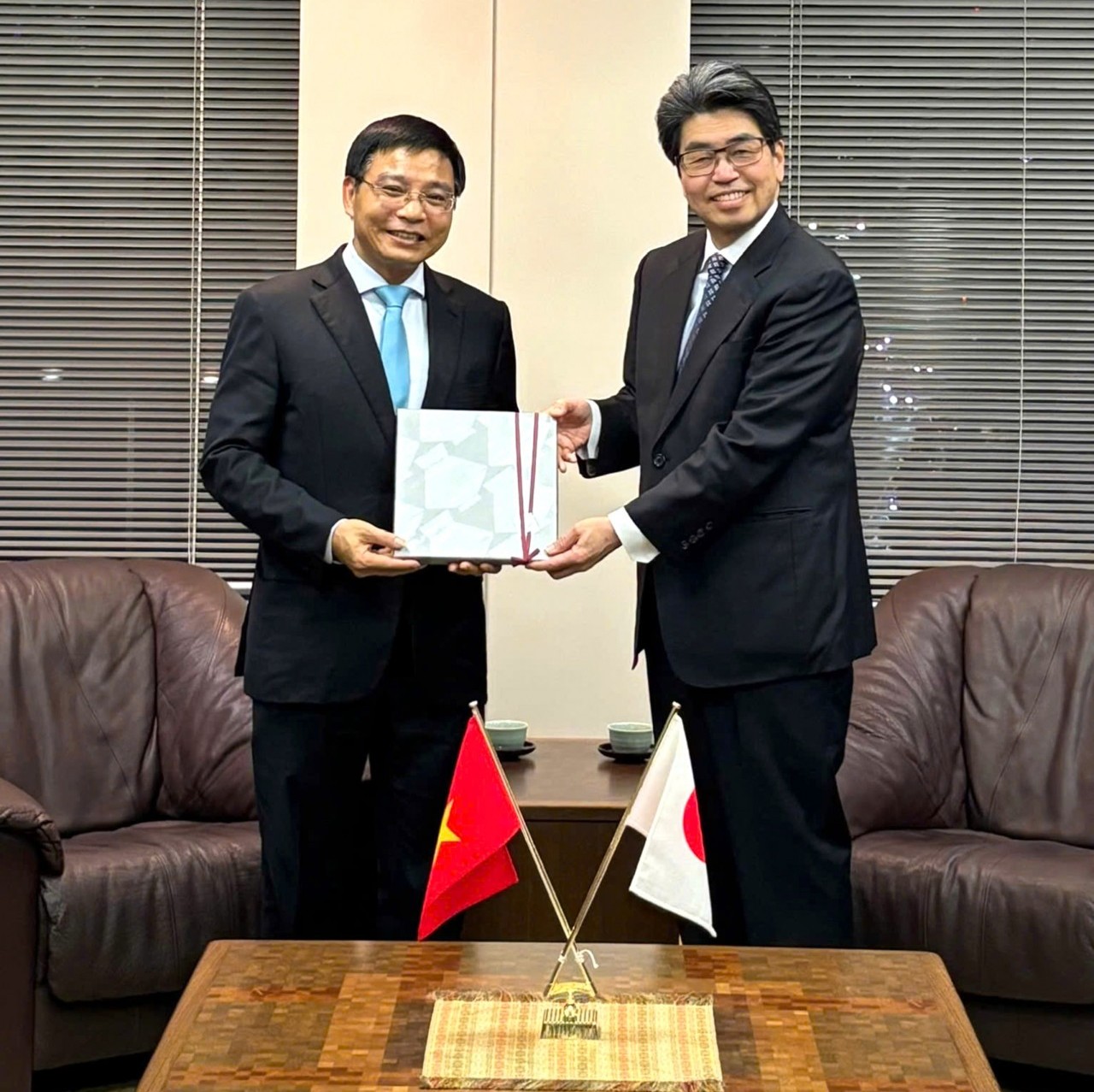 bo truong nguyen van thang lam viec voi thong doc ngan hang hop tac quoc te nhat ban