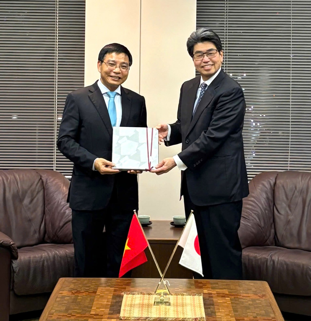 Bộ trưởng Nguyễn Văn Thắng làm việc với Thống đốc Ngân hàng Hợp tác quốc tế Nhật Bản Bộ trưởng Nguyễn Văn Thắng làm việc với Thống đốc Ngân hàng Hợp tác quốc tế Nhật Bản