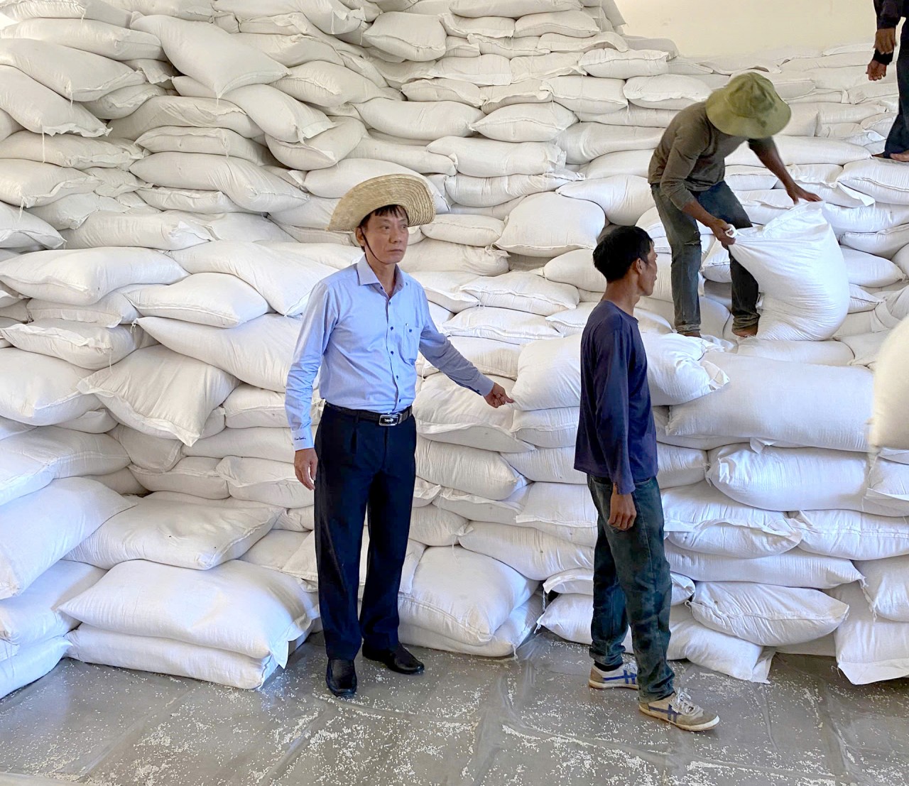 Chi cục Dự trữ Nhà nước khu vực XIII hoàn thành xuất cấp (đợt 2) gần 3.900 tấn gạo hỗ trợ người dân Khánh Hòa Chi cục Dự trữ Nhà nước khu vực XIII hoàn thành xuất cấp (đợt 2) gần 3.900 tấn gạo hỗ trợ người dân Khánh Hòa