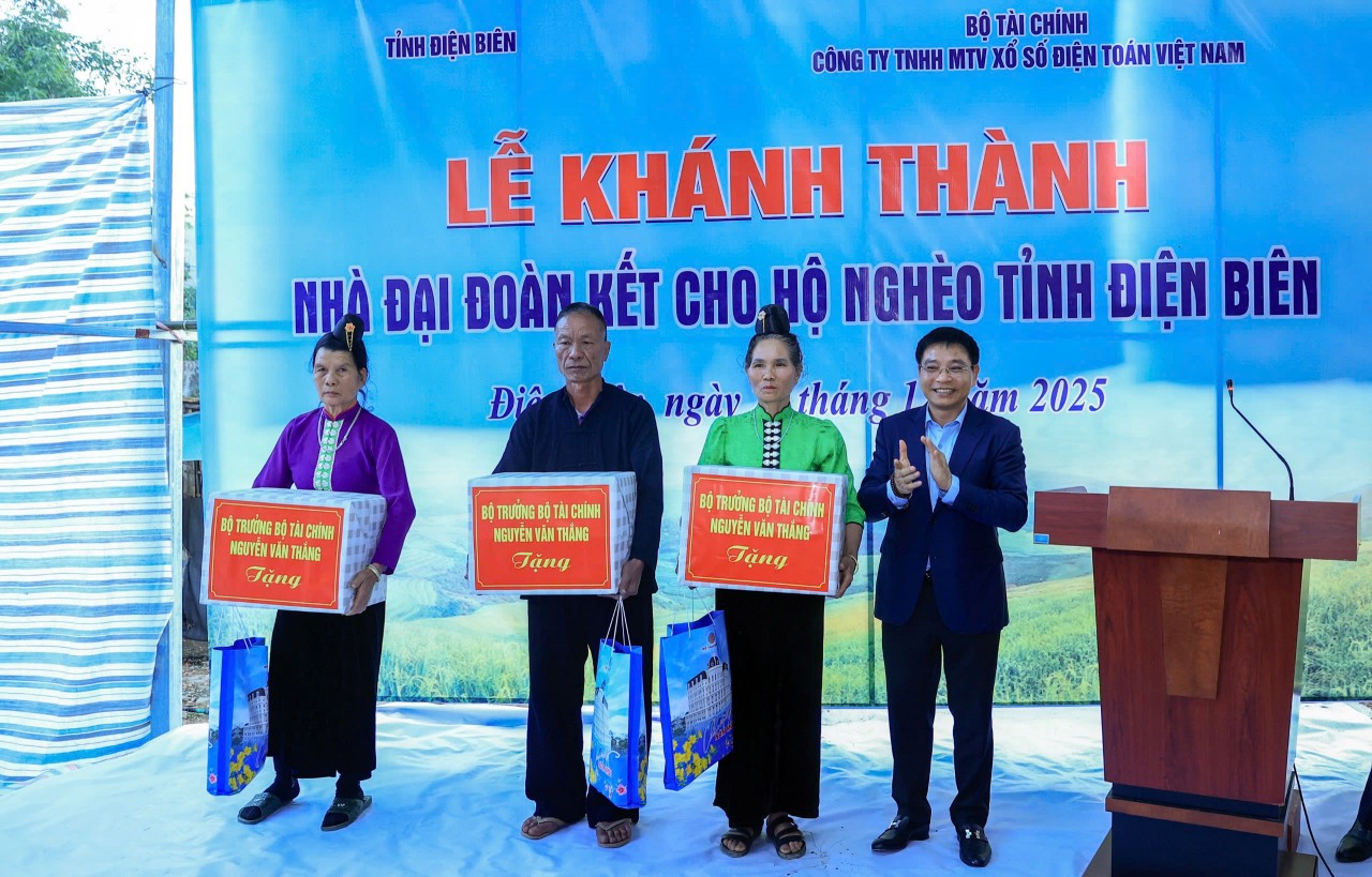 Bộ trưởng Nguyễn Văn Thắng dự lễ khánh thành và bàn giao nhà Đại đoàn kết cho 108 hộ nghèo tại Điện Biên