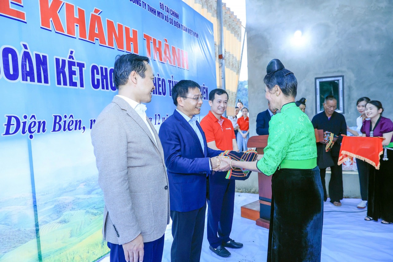 Bộ trưởng Nguyễn Văn Thắng dự lễ khánh thành và bàn giao nhà Đại đoàn kết cho 108 hộ nghèo tại Điện Biên