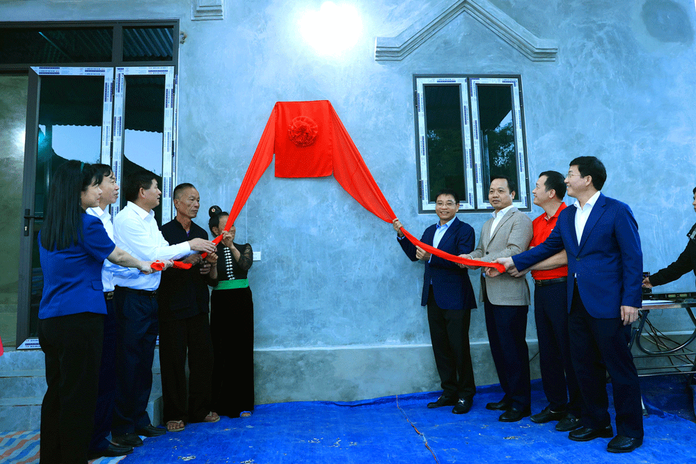 Bộ trưởng Nguyễn Văn Thắng dự lễ khánh thành và bàn giao nhà Đại đoàn kết cho 108 hộ nghèo tại Điện Biên