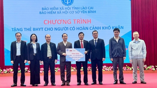 Agribank tặng gần 8.000 thẻ bảo hiểm y tế cho người có hoàn cảnh khó khăn trước thềm năm mới