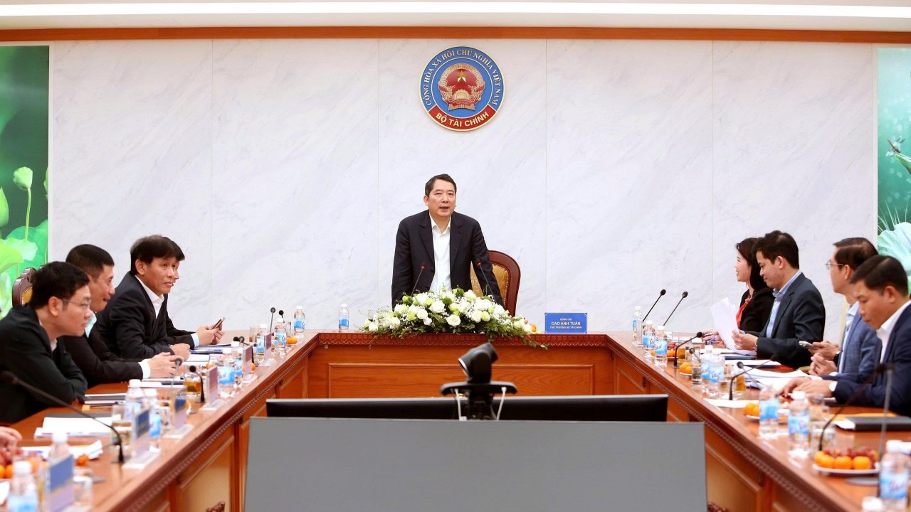 tiep tuc khang dinh don vi nong cot trong tham muu thuc hien chinh sach thue phi va le phi