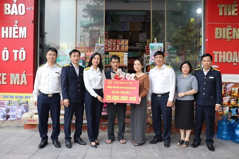 Thuế tỉnh Phú Thọ trao thưởng 3 giải nhất chương trình “Hóa đơn may mắn” Thuế tỉnh Phú Thọ trao thưởng 3 giải nhất chương trình “Hóa đơn may mắn”