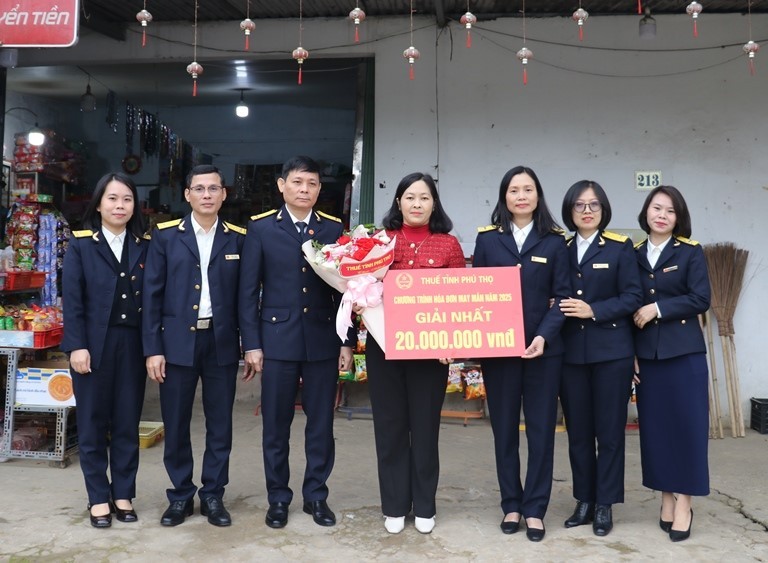 Thuế tỉnh Phú Thọ trao thưởng 3 giải nhất chương trình “Hóa đơn may mắn” Thuế tỉnh Phú Thọ trao thưởng 3 giải nhất chương trình “Hóa đơn may mắn”