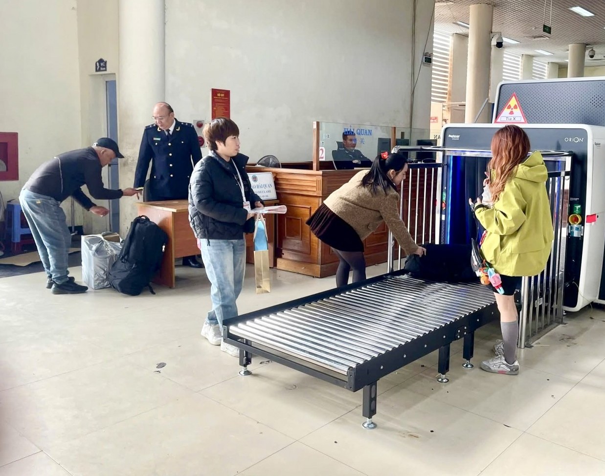 Hải quan Quốc tế Móng Cái chính thức đưa vào sử dụng hai máy soi hành lý mới