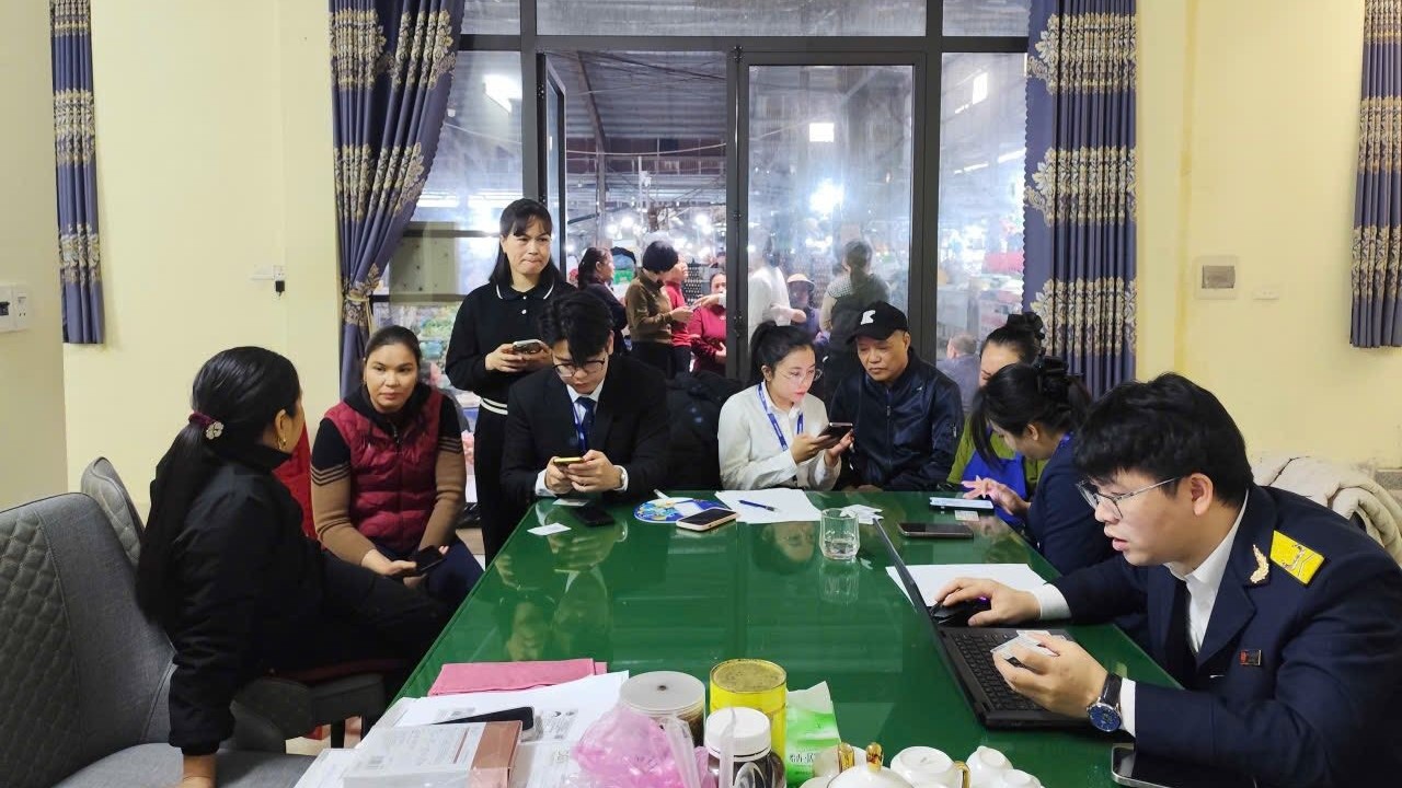 Đoàn Thanh niên Thuế cơ sở 2 tỉnh Quảng Ninh hướng dẫn hộ kinh doanh nộp thuế điện tử và nộp thuế sử dụng đất phi nông nghiệp