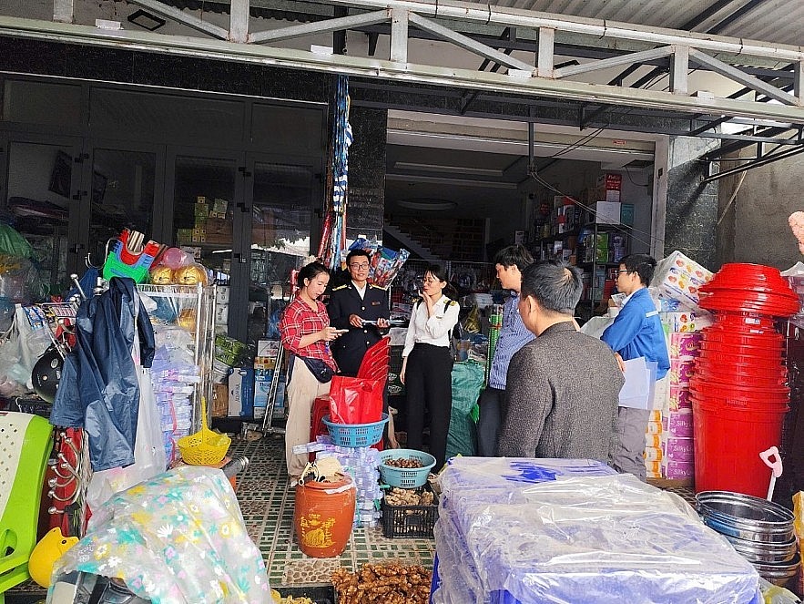 Thuế TP. Huế hoàn thành Chiến dịch 45 ngày cao điểm chuyển đổi hộ kinh doanh sang kê khai thuế Thuế TP. Huế hoàn thành Chiến dịch 45 ngày cao điểm chuyển đổi hộ kinh doanh sang kê khai thuế