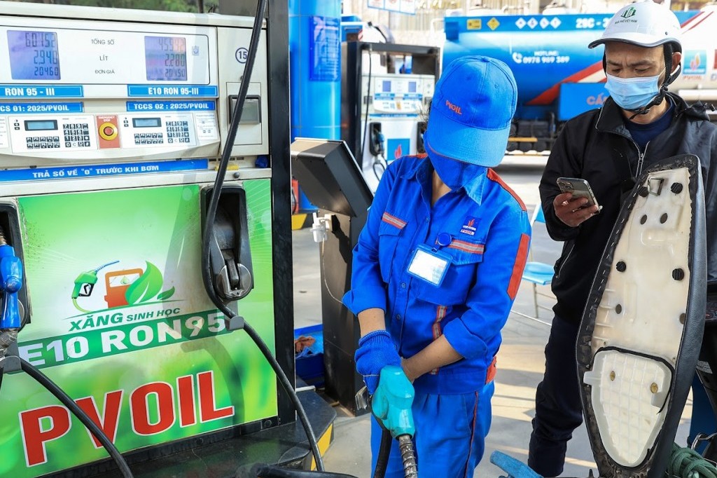 Từ 15h chiều 31/12, giá xăng tiếp tục giảm đến 278 đồng/lít